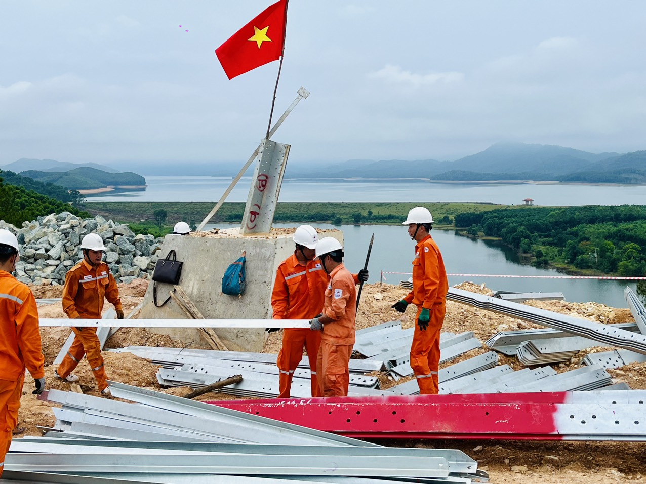 Đảng bộ EVN: Hạt nhân lãnh đạo đảm bảo cung cấp điện và phát triển hạ tầng điện quốc gia- Ảnh 2. Đảng bộ EVN: Hạt nhân lãnh đạo đảm bảo cung cấp điện và phát triển hạ tầng điện quốc gia- Ảnh 2.