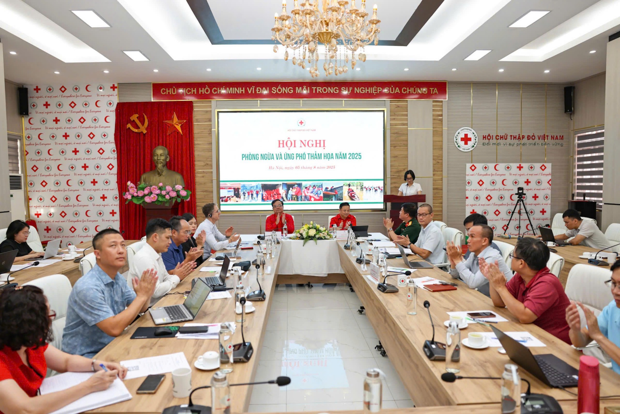 Cứu trợ không để ai bị bỏ lại - Ảnh 1. Cứu trợ không để ai bị bỏ lại - Ảnh 1.