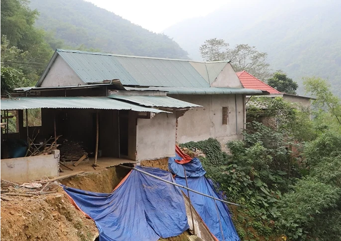 Không để hộ nghèo phải ở nhà dột nát mùa mưa bão- Ảnh 2. Không để hộ nghèo phải ở nhà dột nát mùa mưa bão- Ảnh 2.