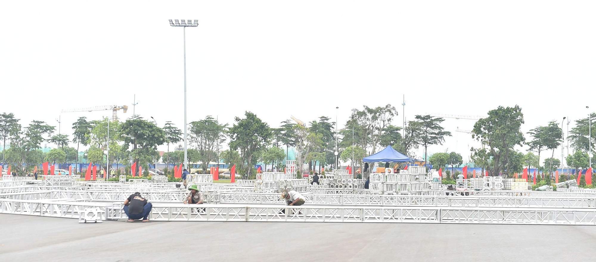 Nhiều chuyển biến trong thi công, lắp đặt gian hàng Triển lãm 80 năm Quốc khánh- Ảnh 7. Nhiều chuyển biến trong thi công, lắp đặt gian hàng Triển lãm 80 năm Quốc khánh- Ảnh 7.