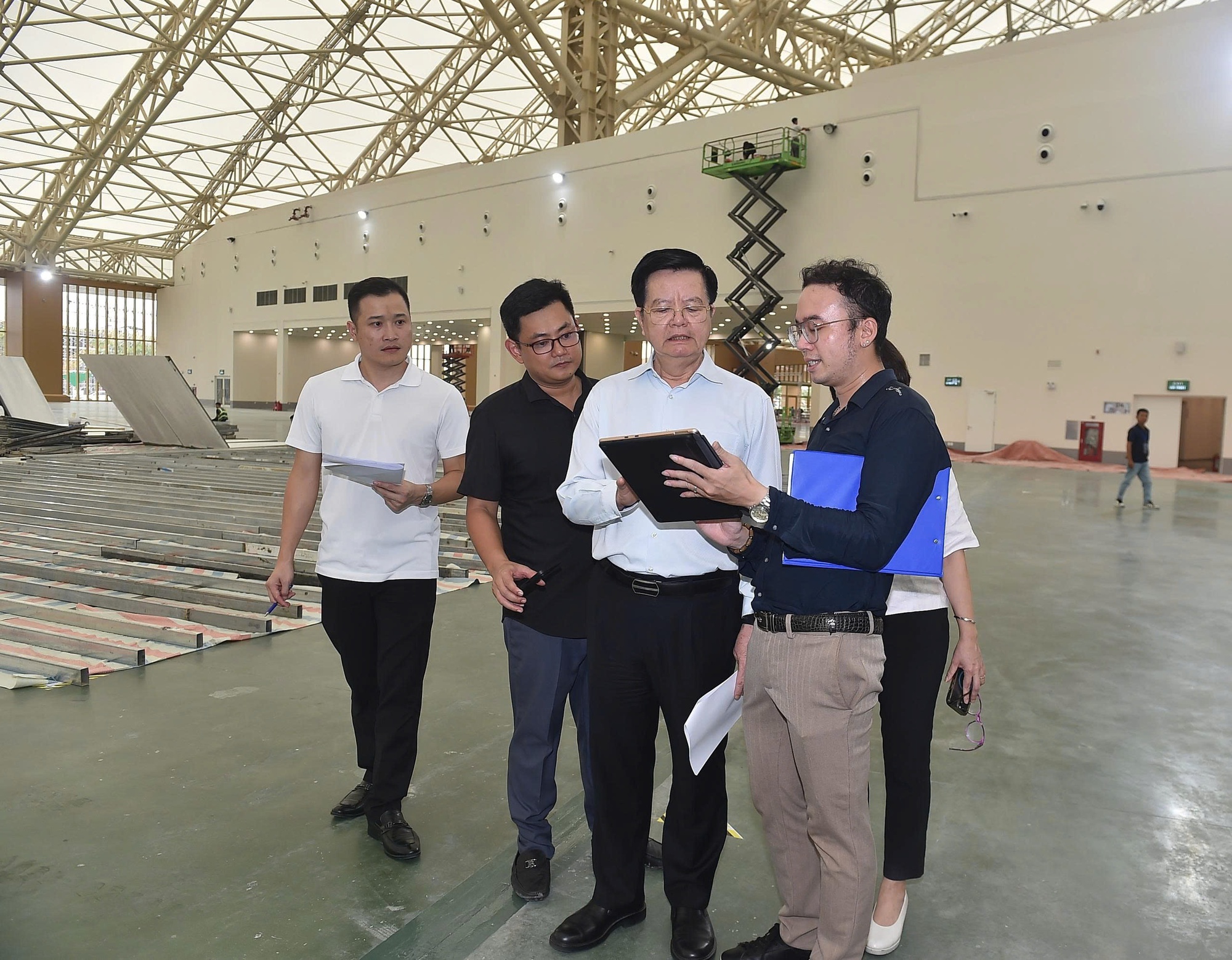 Nhiều chuyển biến trong thi công, lắp đặt gian hàng Triển lãm 80 năm Quốc khánh- Ảnh 2. Nhiều chuyển biến trong thi công, lắp đặt gian hàng Triển lãm 80 năm Quốc khánh- Ảnh 2.