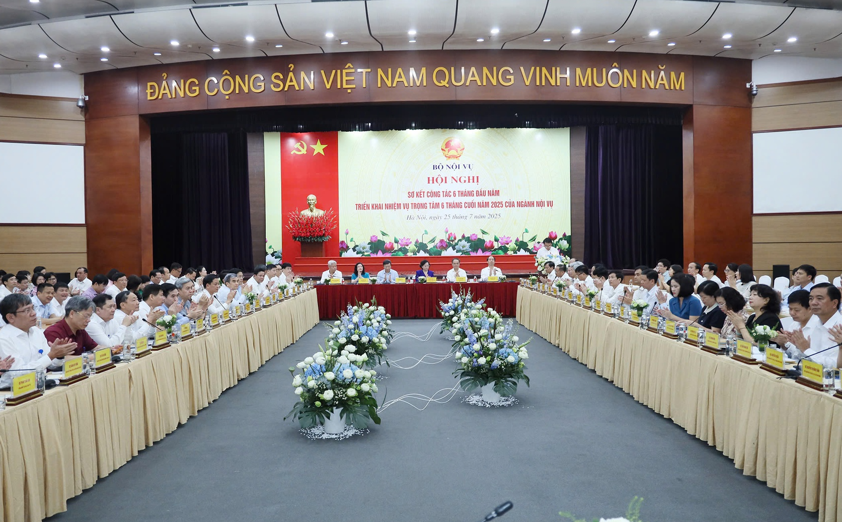 Bộ Nội vụ sẽ tổ chức tập huấn toàn quốc cho xã, phường, đặc khu - Ảnh 1.