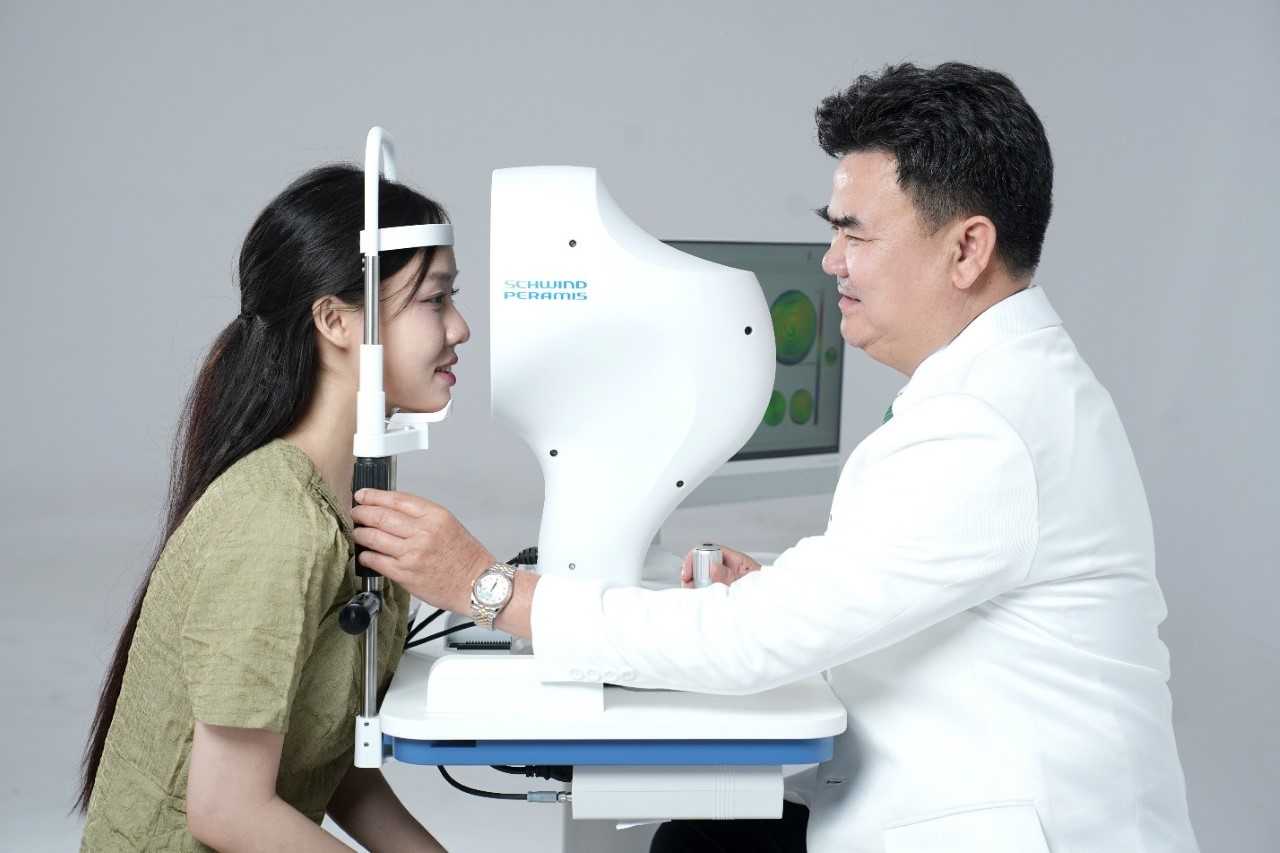 Mắt Sài Gòn cán mốc 1.000 lượt xóa cận cá nhân hóa EYESignature™ - đón tiếp CEO Tập đoàn SCHWIND đến thăm, chúc mừng- Ảnh 2. Mắt Sài Gòn cán mốc 1.000 lượt xóa cận cá nhân hóa EYESignature™ - đón tiếp CEO Tập đoàn SCHWIND đến thăm, chúc mừng- Ảnh 2.