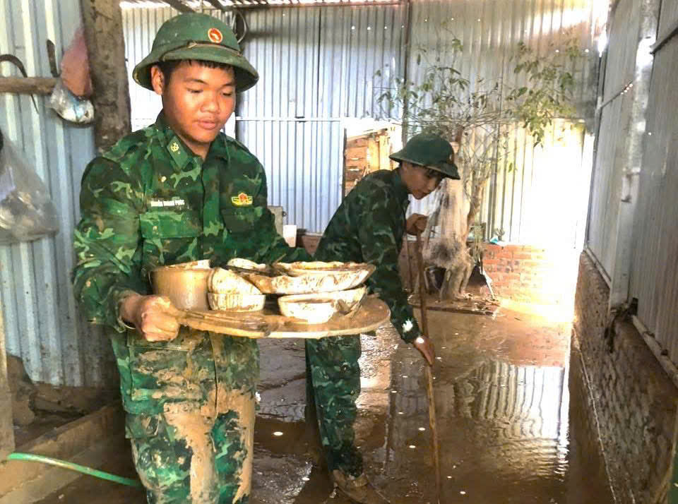 Chùm ảnh: Ấm áp tình quân dân trong vùng lũ- Ảnh 18.