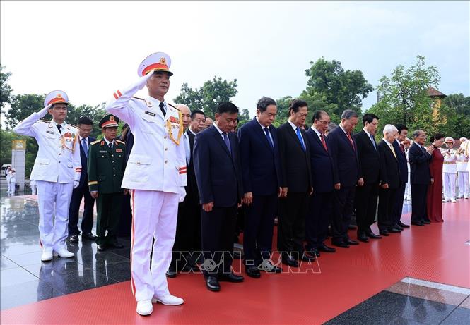 80 năm Quốc khánh: Lãnh đạo Đảng, Nhà nước vào Lăng viếng Chủ tịch Hồ Chí Minh- Ảnh 7. 80 năm Quốc khánh: Lãnh đạo Đảng, Nhà nước vào Lăng viếng Chủ tịch Hồ Chí Minh- Ảnh 7.