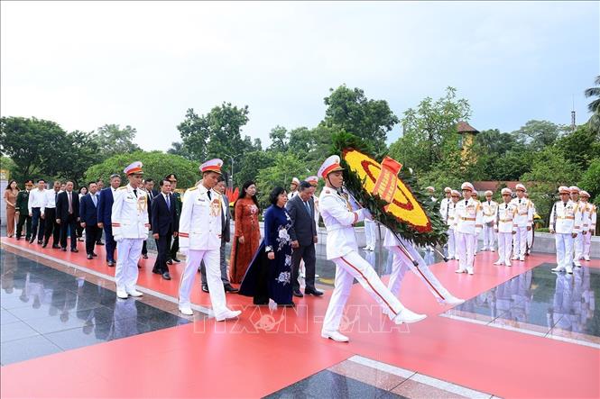 80 năm Quốc khánh: Lãnh đạo Đảng, Nhà nước vào Lăng viếng Chủ tịch Hồ Chí Minh- Ảnh 8. 80 năm Quốc khánh: Lãnh đạo Đảng, Nhà nước vào Lăng viếng Chủ tịch Hồ Chí Minh- Ảnh 8.