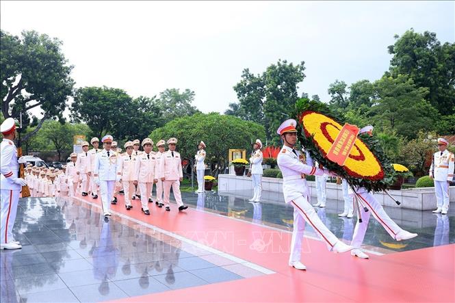 80 năm Quốc khánh: Lãnh đạo Đảng, Nhà nước vào Lăng viếng Chủ tịch Hồ Chí Minh- Ảnh 9. 80 năm Quốc khánh: Lãnh đạo Đảng, Nhà nước vào Lăng viếng Chủ tịch Hồ Chí Minh- Ảnh 9.