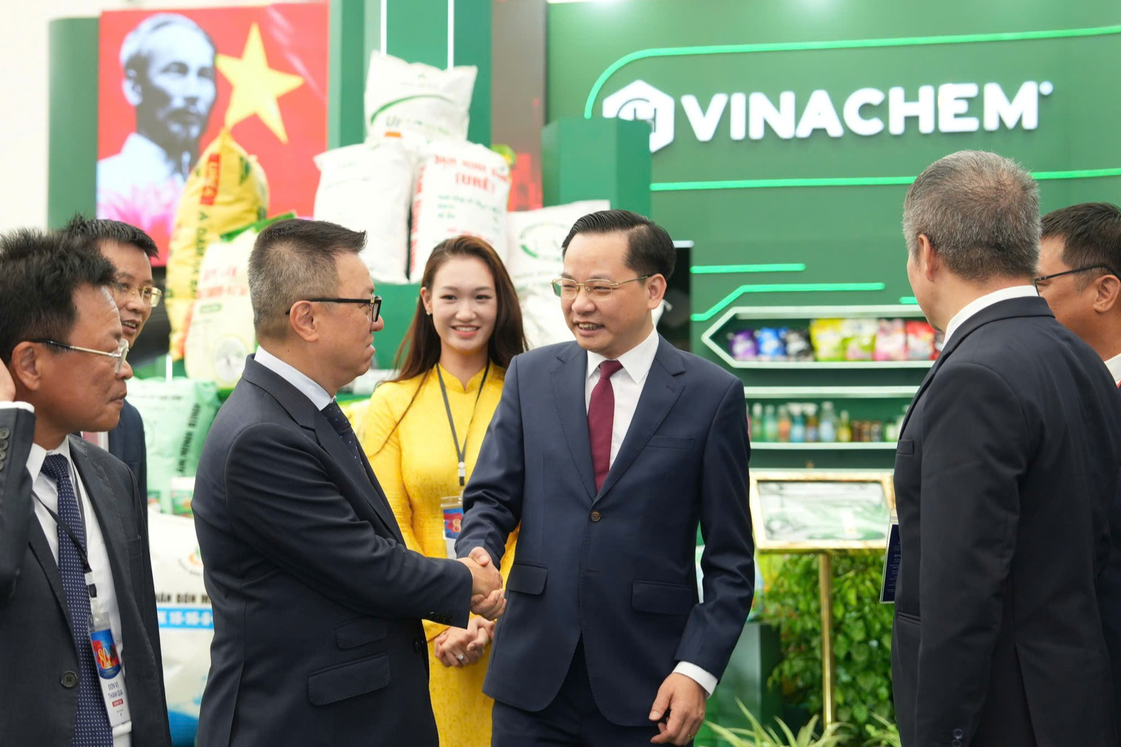 VINACHEMMART nhận được sự quan tâm lớn tại Triển lãm quốc gia 80 năm hành trình Độc lập – Tự do – Hạnh phúc- Ảnh 2. VINACHEMMART nhận được sự quan tâm lớn tại Triển lãm quốc gia 80 năm hành trình Độc lập – Tự do – Hạnh phúc- Ảnh 2.