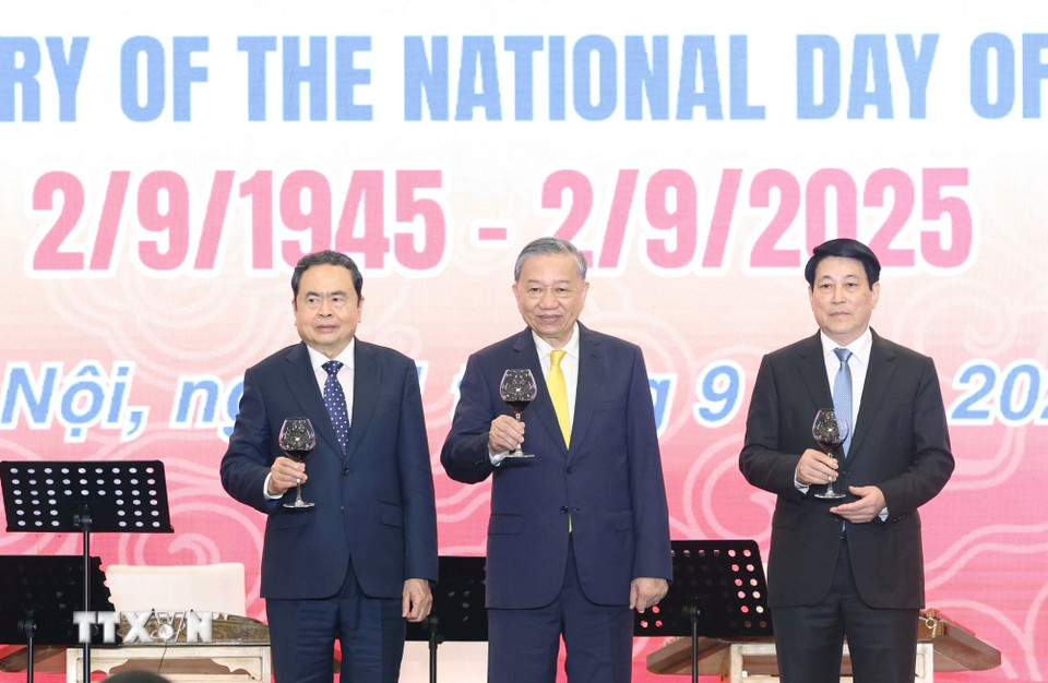 Chủ tịch nước Lương Cường: Với trí tuệ và bản lĩnh kiên cường, dân tộc Việt Nam sẽ tiếp tục chinh phục những đỉnh cao mới- Ảnh 4. Chủ tịch nước Lương Cường: Với trí tuệ và bản lĩnh kiên cường, dân tộc Việt Nam sẽ tiếp tục chinh phục những đỉnh cao mới- Ảnh 4.