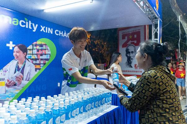 Đội ngũ y tế kịp thời hỗ trợ người dân gặp vấn đề sức khỏe khi tham dự đại lễ- Ảnh 1. Đội ngũ y tế kịp thời hỗ trợ người dân gặp vấn đề sức khỏe khi tham dự đại lễ- Ảnh 1.