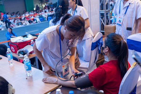 Đội ngũ y tế kịp thời hỗ trợ người dân gặp vấn đề sức khỏe khi tham dự đại lễ- Ảnh 2. Đội ngũ y tế kịp thời hỗ trợ người dân gặp vấn đề sức khỏe khi tham dự đại lễ- Ảnh 2.
