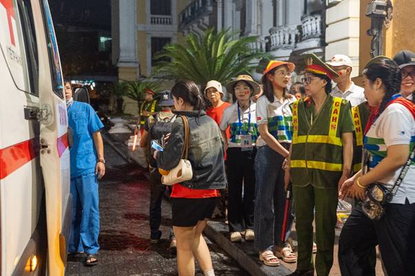 Đội ngũ y tế kịp thời hỗ trợ người dân gặp vấn đề sức khỏe khi tham dự đại lễ- Ảnh 3. Đội ngũ y tế kịp thời hỗ trợ người dân gặp vấn đề sức khỏe khi tham dự đại lễ- Ảnh 3.
