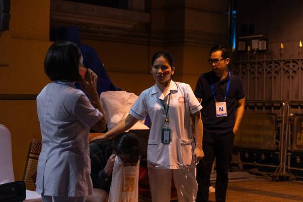 Đội ngũ y tế kịp thời hỗ trợ người dân gặp vấn đề sức khỏe khi tham dự đại lễ- Ảnh 4. Đội ngũ y tế kịp thời hỗ trợ người dân gặp vấn đề sức khỏe khi tham dự đại lễ- Ảnh 4.