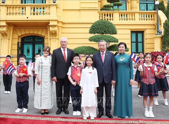 Lễ đón chính thức Bí thư thứ Nhất Đảng Cộng sản Cuba, Chủ tịch nước Cộng hòa Cuba- Ảnh 1. Lễ đón chính thức Bí thư thứ Nhất Đảng Cộng sản Cuba, Chủ tịch nước Cộng hòa Cuba- Ảnh 1.