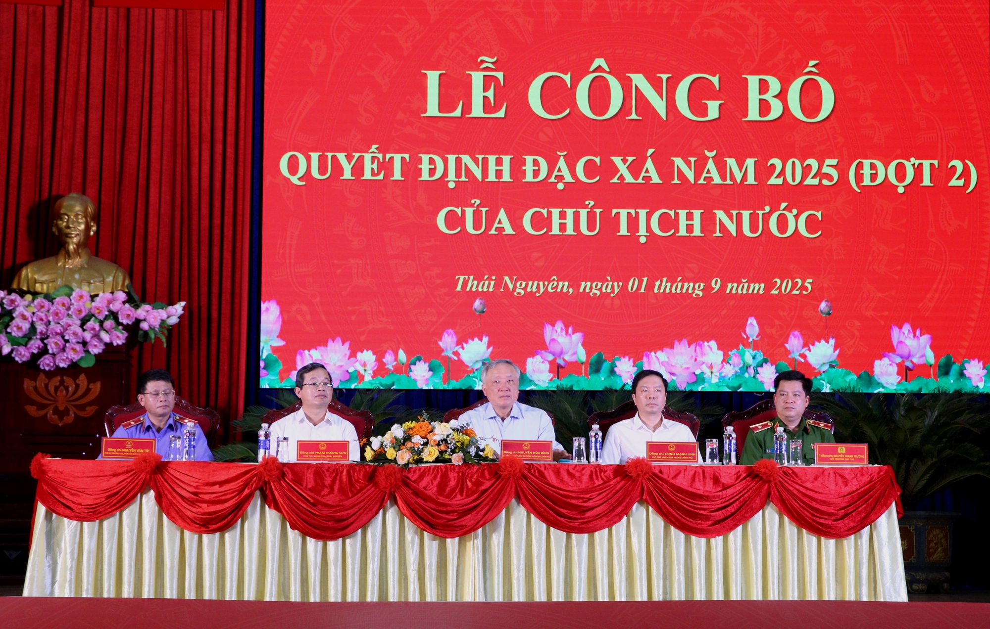 Phó Thủ tướng Thường trực Chính phủ Nguyễn Hòa Bình dự Lễ công bố Quyết định đặc xá tại Trại giam Phú Sơn 4- Ảnh 2. Phó Thủ tướng Thường trực Chính phủ Nguyễn Hòa Bình dự Lễ công bố Quyết định đặc xá tại Trại giam Phú Sơn 4- Ảnh 2.