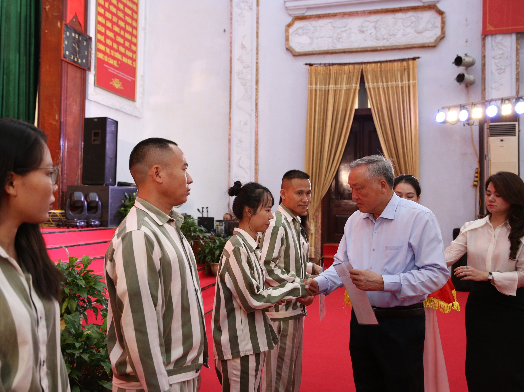 Phó Thủ tướng Thường trực Chính phủ Nguyễn Hòa Bình dự Lễ công bố Quyết định đặc xá tại Trại giam Phú Sơn 4- Ảnh 4. Phó Thủ tướng Thường trực Chính phủ Nguyễn Hòa Bình dự Lễ công bố Quyết định đặc xá tại Trại giam Phú Sơn 4- Ảnh 4.