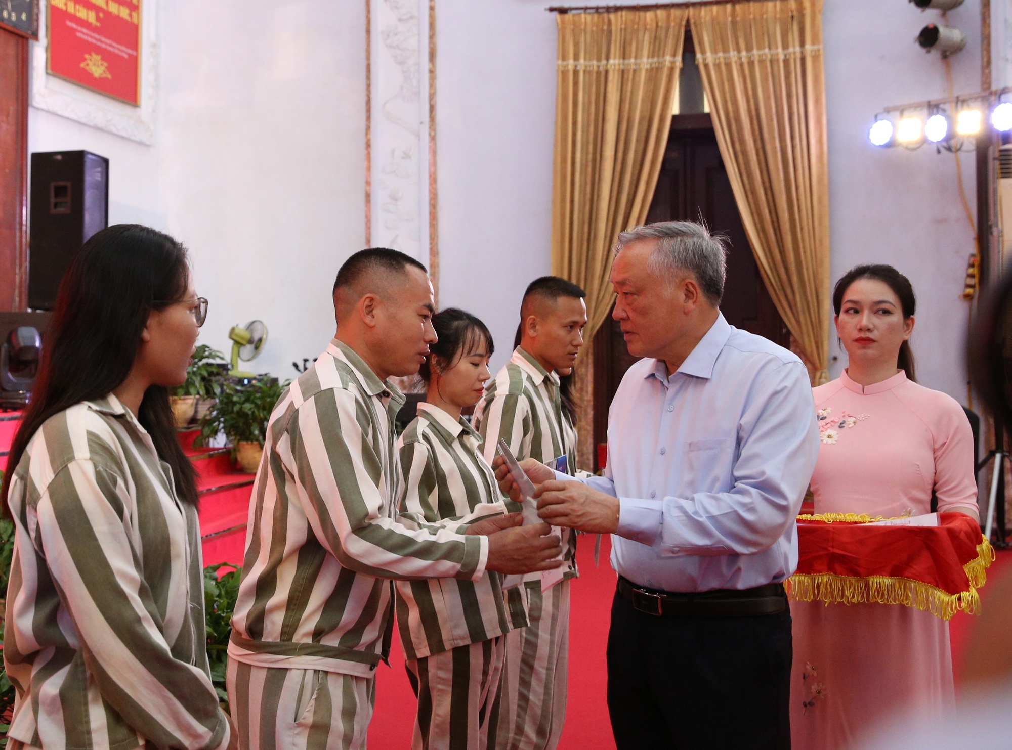 Phó Thủ tướng Thường trực Chính phủ Nguyễn Hòa Bình dự Lễ công bố Quyết định đặc xá tại Trại giam Phú Sơn 4- Ảnh 5. Phó Thủ tướng Thường trực Chính phủ Nguyễn Hòa Bình dự Lễ công bố Quyết định đặc xá tại Trại giam Phú Sơn 4- Ảnh 5.