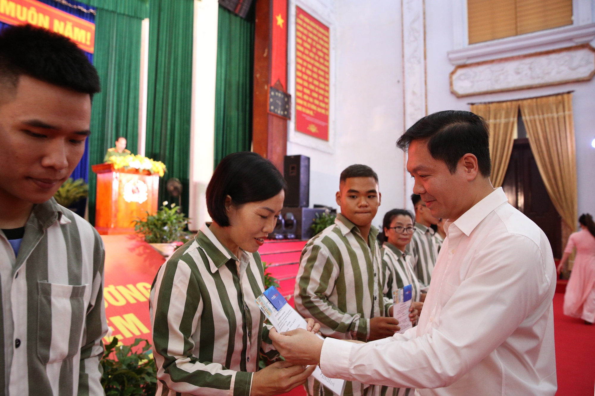 Phó Thủ tướng Thường trực Chính phủ Nguyễn Hòa Bình dự Lễ công bố Quyết định đặc xá tại Trại giam Phú Sơn 4- Ảnh 6. Phó Thủ tướng Thường trực Chính phủ Nguyễn Hòa Bình dự Lễ công bố Quyết định đặc xá tại Trại giam Phú Sơn 4- Ảnh 6.