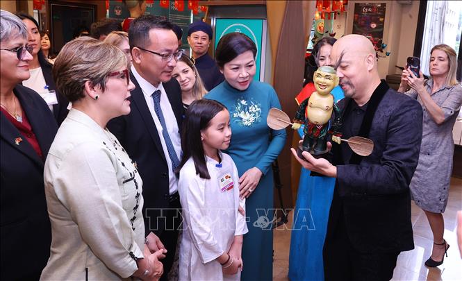 Phu nhân Ngô Phương Ly và Phu nhân Lis Cuesta Peraza tham quan đền Ngọc Sơn- Ảnh 3. Phu nhân Ngô Phương Ly và Phu nhân Lis Cuesta Peraza tham quan đền Ngọc Sơn- Ảnh 3.