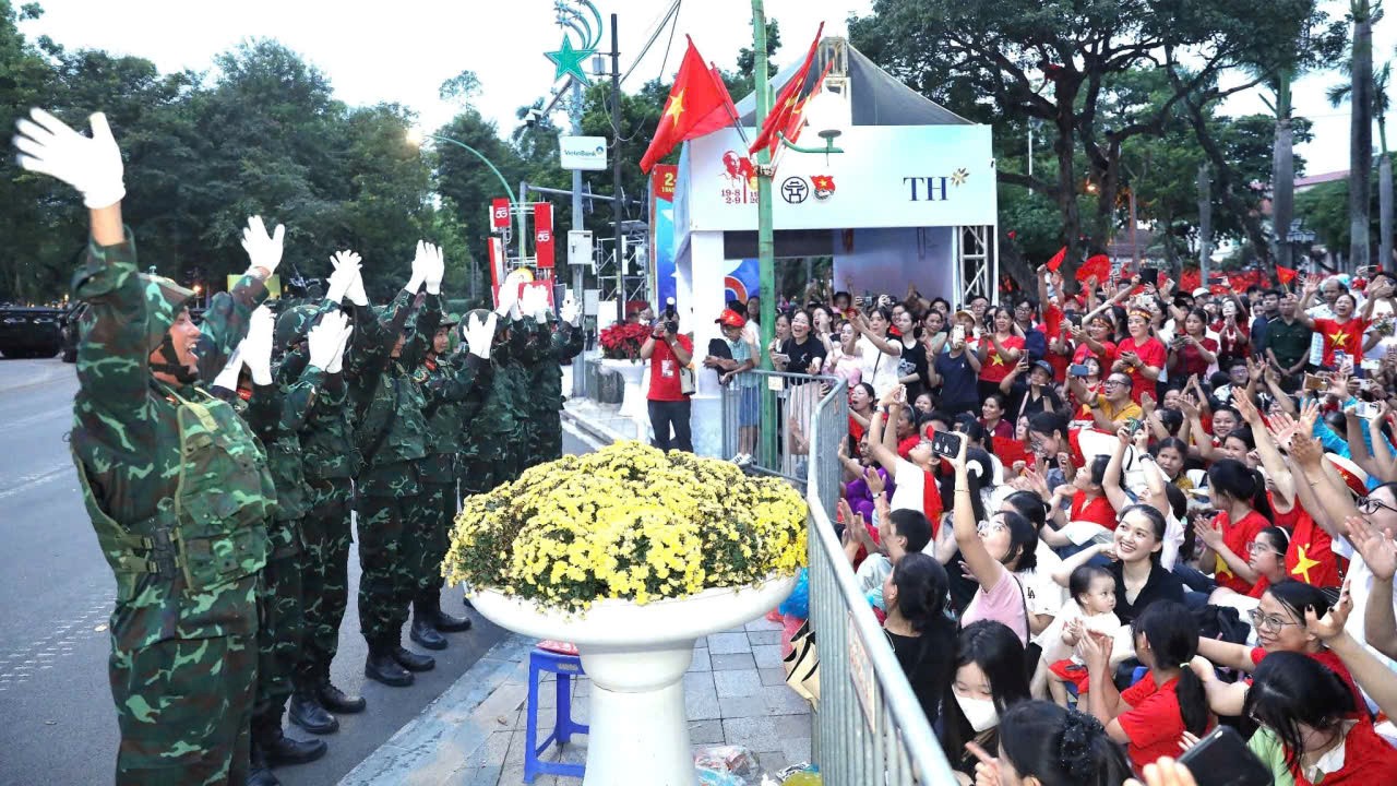 TH true MILK thức xuyên đêm 1/9 tặng sữa, nước cho người dân và các chiến sĩ- Ảnh 1. TH true MILK thức xuyên đêm 1/9 tặng sữa, nước cho người dân và các chiến sĩ- Ảnh 1.