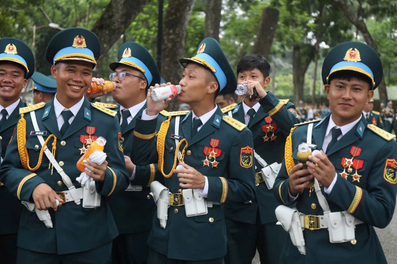 TH true MILK thức xuyên đêm 1/9 tặng sữa, nước cho người dân và các chiến sĩ- Ảnh 3. TH true MILK thức xuyên đêm 1/9 tặng sữa, nước cho người dân và các chiến sĩ- Ảnh 3.