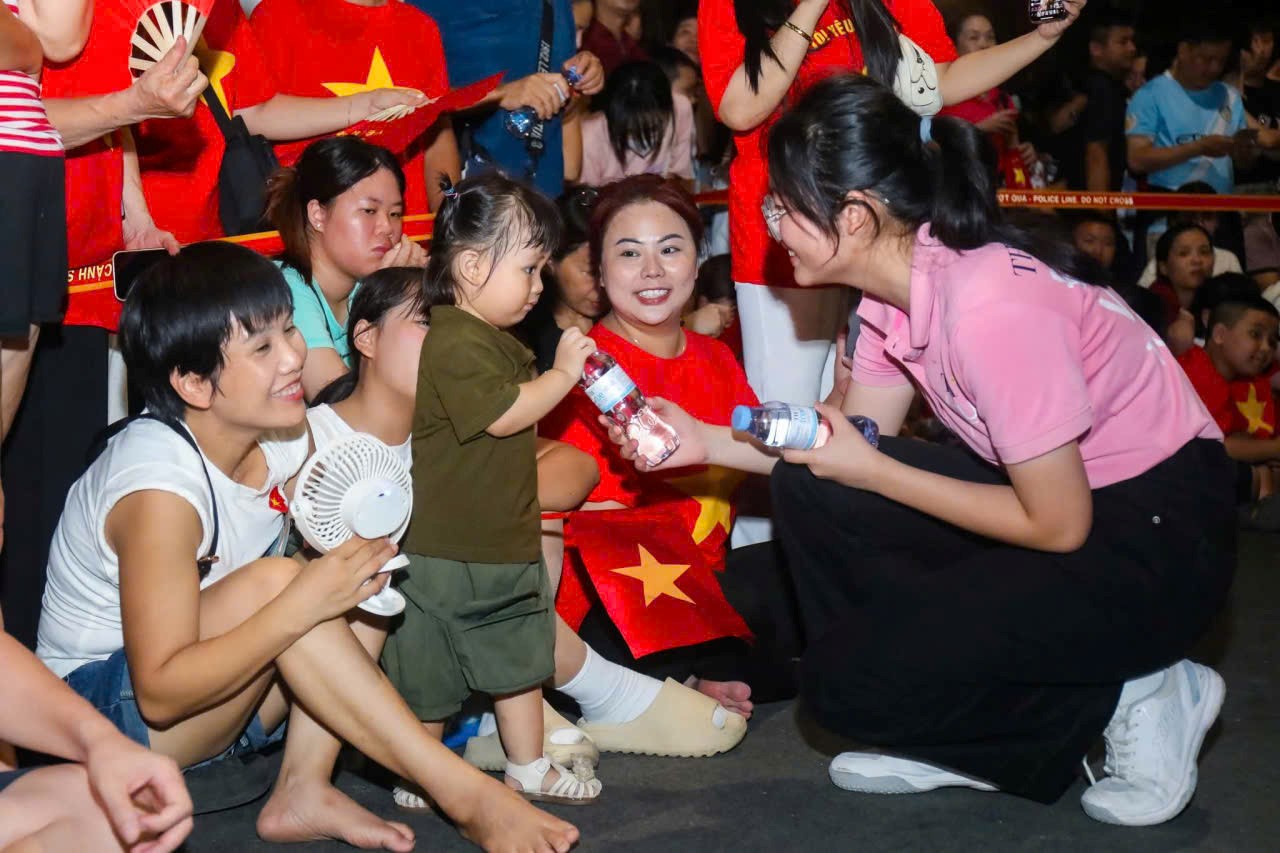 TH true MILK thức xuyên đêm 1/9 tặng sữa, nước cho người dân và các chiến sĩ- Ảnh 5. TH true MILK thức xuyên đêm 1/9 tặng sữa, nước cho người dân và các chiến sĩ- Ảnh 5.