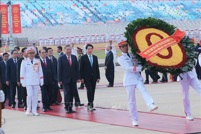 80 năm Quốc khánh: Lãnh đạo Đảng, Nhà nước vào Lăng viếng Chủ tịch Hồ Chí Minh- Ảnh 1. 80 năm Quốc khánh: Lãnh đạo Đảng, Nhà nước vào Lăng viếng Chủ tịch Hồ Chí Minh- Ảnh 1.
