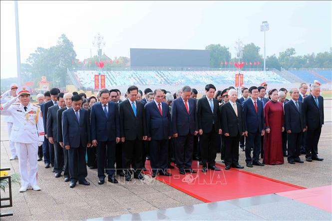 80 năm Quốc khánh: Lãnh đạo Đảng, Nhà nước vào Lăng viếng Chủ tịch Hồ Chí Minh- Ảnh 2. 80 năm Quốc khánh: Lãnh đạo Đảng, Nhà nước vào Lăng viếng Chủ tịch Hồ Chí Minh- Ảnh 2.