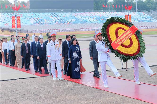 80 năm Quốc khánh: Lãnh đạo Đảng, Nhà nước vào Lăng viếng Chủ tịch Hồ Chí Minh- Ảnh 5. 80 năm Quốc khánh: Lãnh đạo Đảng, Nhà nước vào Lăng viếng Chủ tịch Hồ Chí Minh- Ảnh 5.