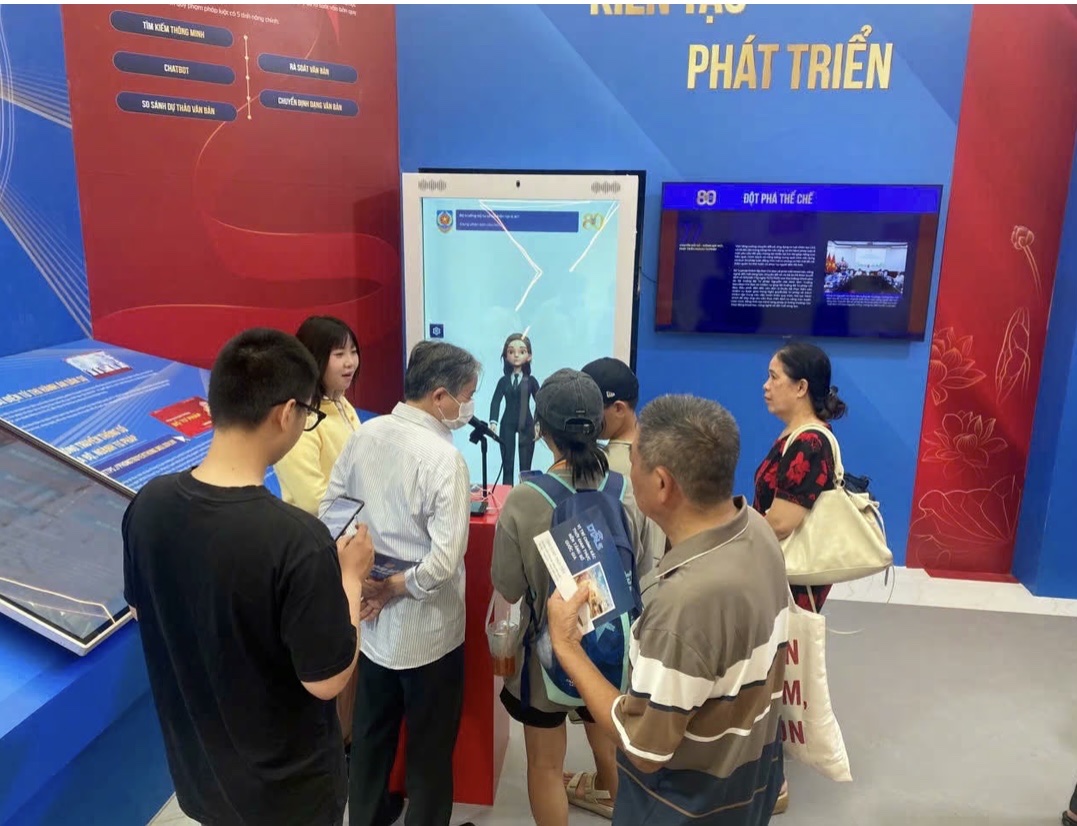 AI pháp luật được giới thiệu tại Triển lãm Thành tựu đất nước- Ảnh 2. AI pháp luật được giới thiệu tại Triển lãm Thành tựu đất nước- Ảnh 2.