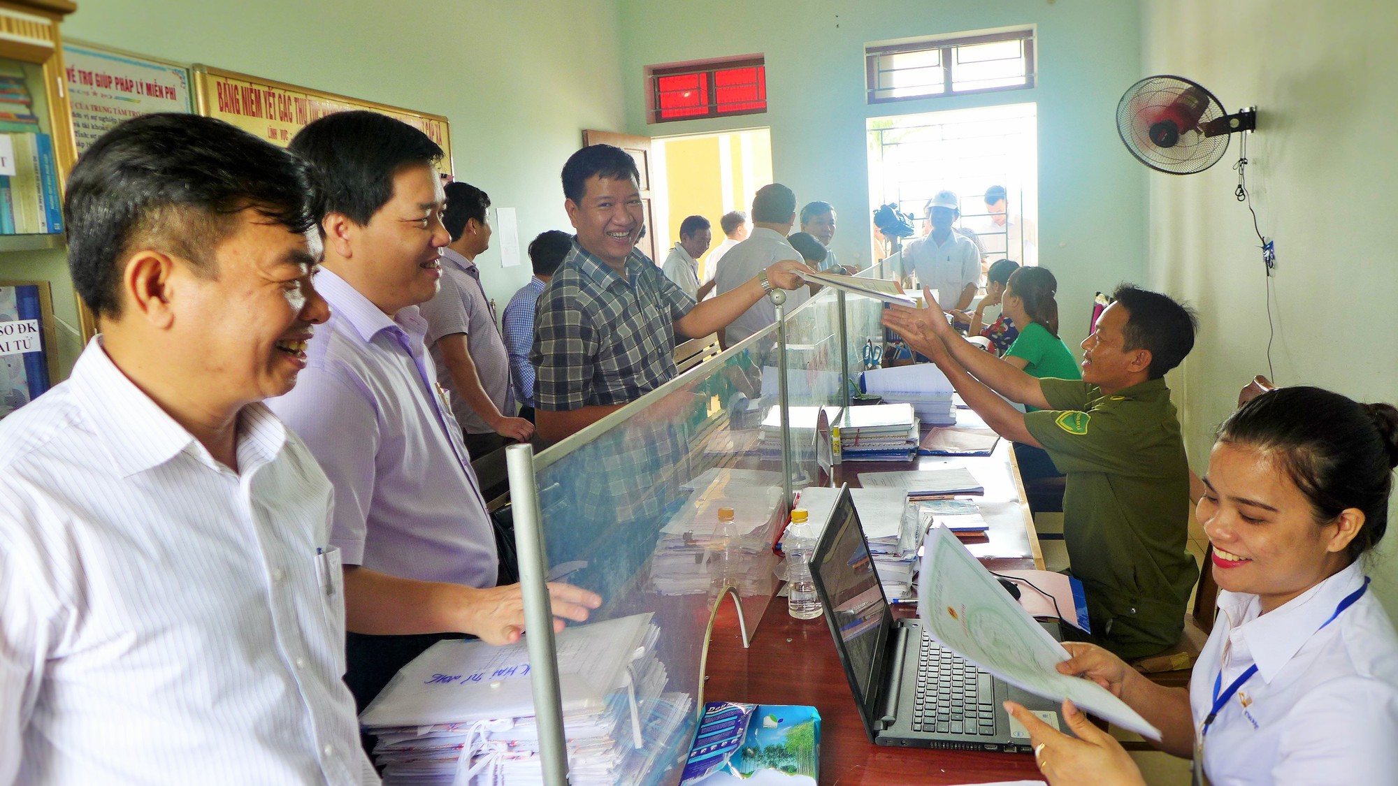 Nhiều đơn vị chưa mở tài khoản: Kho bạc phối hợp xử lý dứt điểm, chi lương trước 15/9- Ảnh 1.