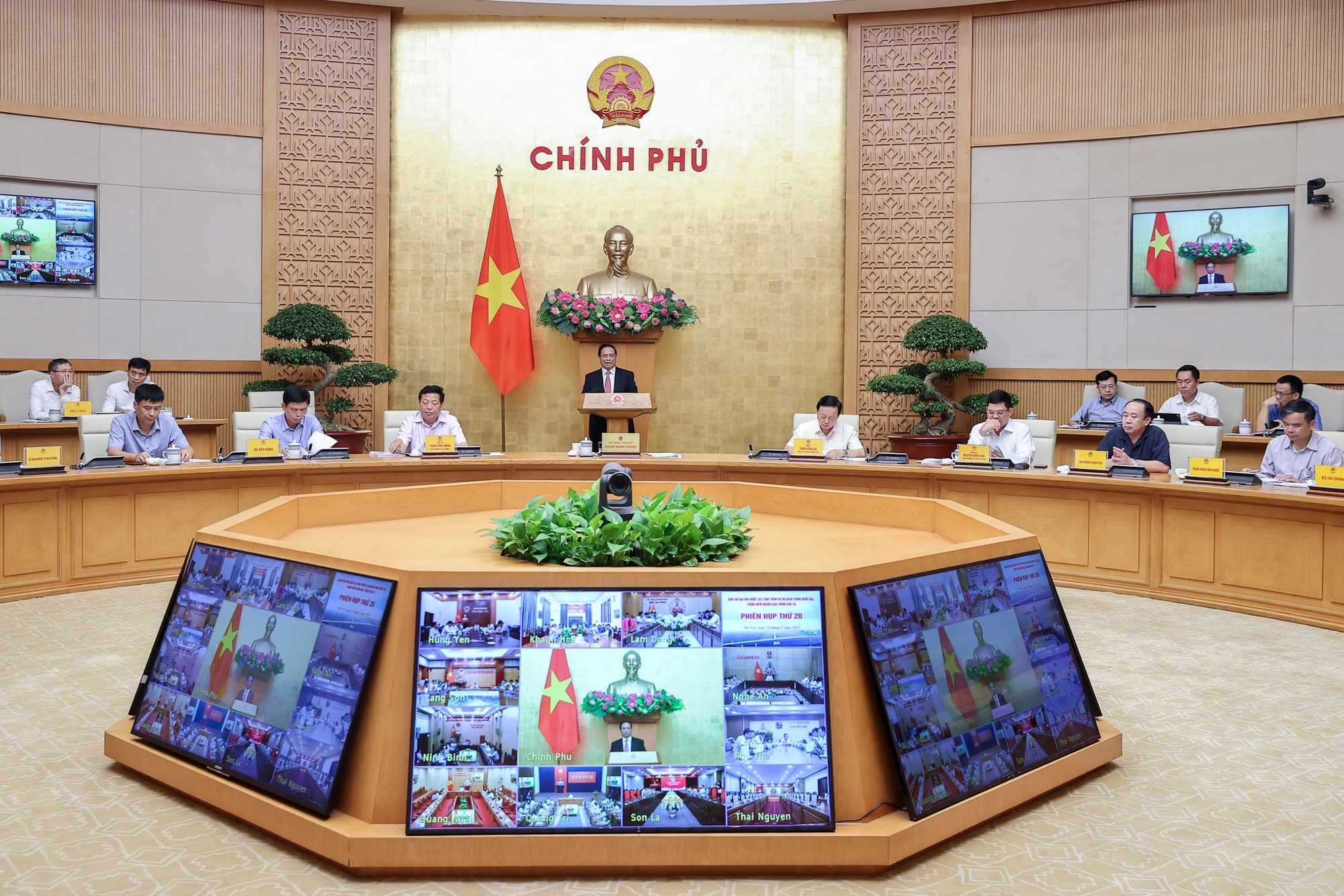 Thủ tướng: Cả nước đã có gần 2.500km đường cao tốc, phải vượt mục tiêu 3.000km trong năm nay- Ảnh 2. Thủ tướng: Cả nước đã có gần 2.500km đường cao tốc, phải vượt mục tiêu 3.000km trong năm nay- Ảnh 2.