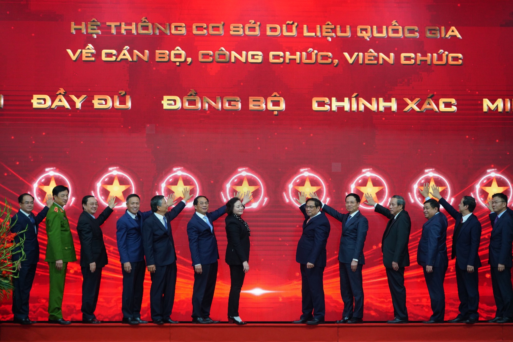 Cảnh báo tiến độ chậm, Bộ Nội vụ yêu cầu gấp rút đồng bộ dữ liệu cán bộ- Ảnh 1.