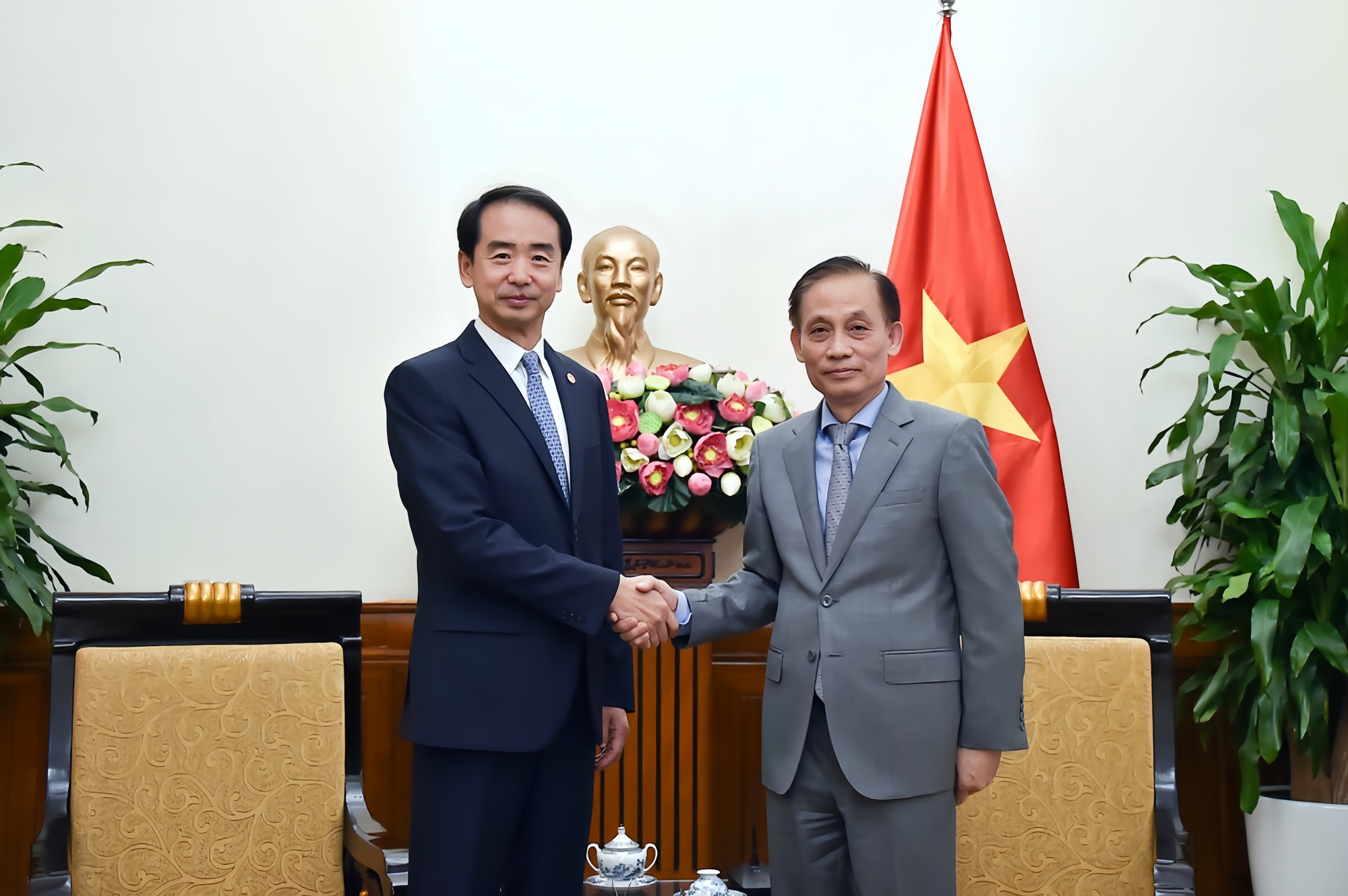 Quyền Bộ trưởng Ngoại giao Lê Hoài Trung tiếp Đại sứ Trung Quốc Hà Vĩ- Ảnh 1.