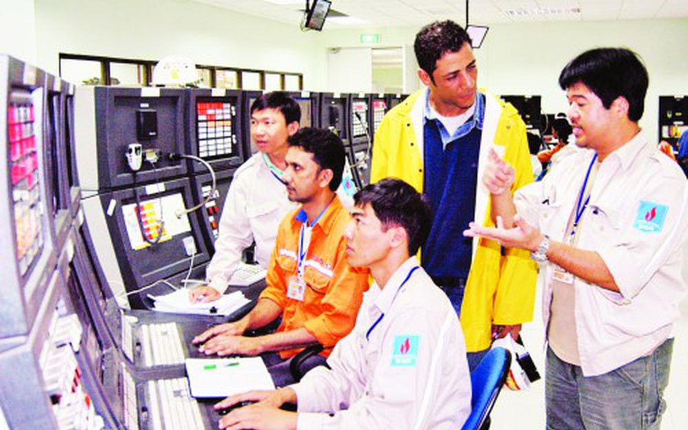 Có ký hợp đồng với lao động nước ngoài di chuyển nội bộ DN?