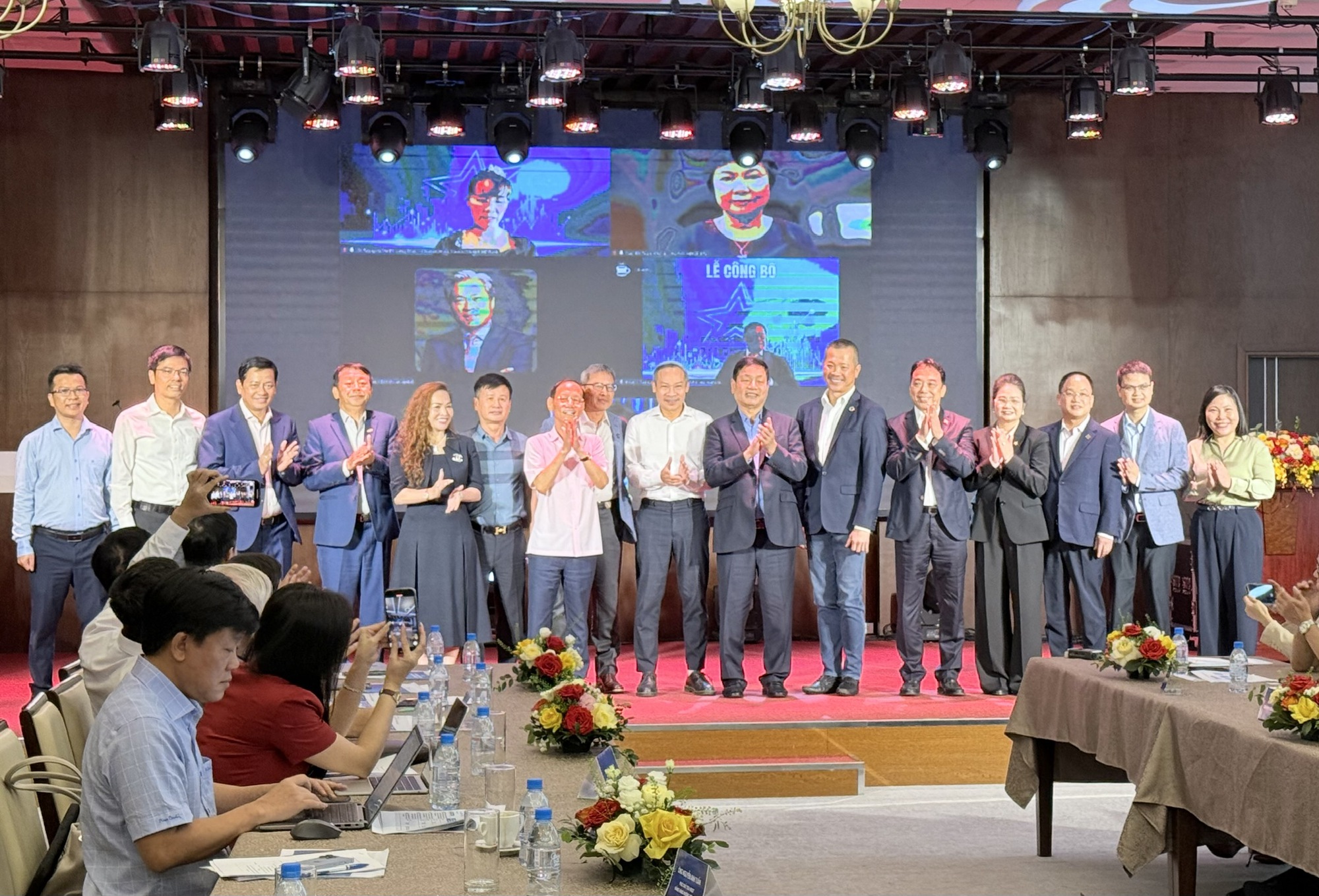 Panoramatický model vietnamské soukromé ekonomiky: Most mezi veřejným a soukromým sektorem pro rozvoj - Foto 1. Mô hình Toàn cảnh Kinh tế tư nhân Việt Nam: Cầu nối công – tư cho phát triển- Ảnh 1.