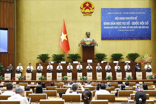 Tổng Bí thư Tô Lâm: 'Bình dân học vụ số' phải trở thành phong trào cách mạng, toàn dân, toàn diện, bao trùm, sâu rộng- Ảnh 4. Tổng Bí thư Tô Lâm: 'Bình dân học vụ số' phải trở thành phong trào cách mạng, toàn dân, toàn diện, bao trùm, sâu rộng- Ảnh 4.