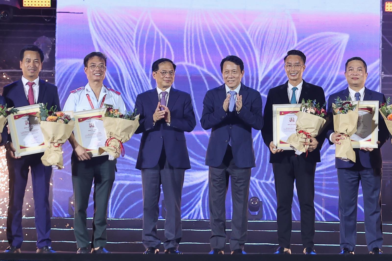 Thủ tướng: Triển lãm 80 năm đã thành công rực rỡ, vượt kỳ vọng- Ảnh 9. Thủ tướng: Triển lãm 80 năm đã thành công rực rỡ, vượt kỳ vọng- Ảnh 9.