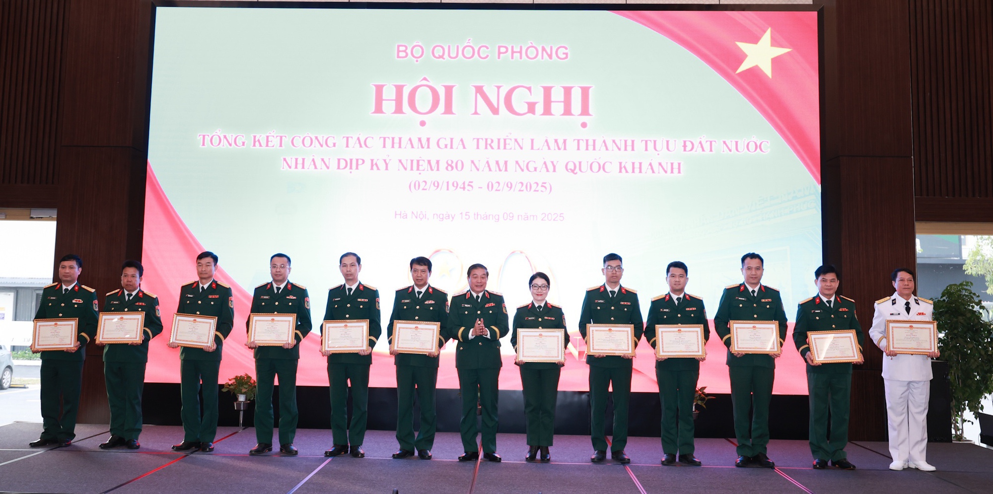 Khu trưng bày của Bộ Quốc phòng tại Triển lãm thành tựu đất nước thu hút 6,6 triệu lượt khách tham quan - Ảnh 1.