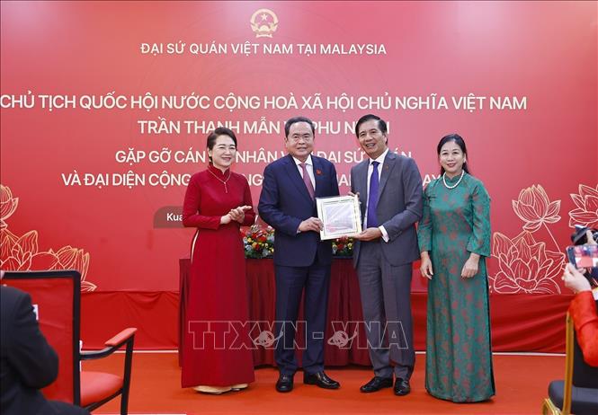 Chủ tịch Quốc hội gặp gỡ cộng đồng người Việt Nam tại Malaysia- Ảnh 6. Chủ tịch Quốc hội gặp gỡ cộng đồng người Việt Nam tại Malaysia- Ảnh 6.