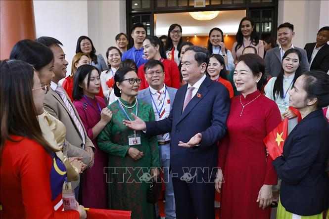 Chủ tịch Quốc hội gặp gỡ cộng đồng người Việt Nam tại Malaysia- Ảnh 8. Chủ tịch Quốc hội gặp gỡ cộng đồng người Việt Nam tại Malaysia- Ảnh 8.