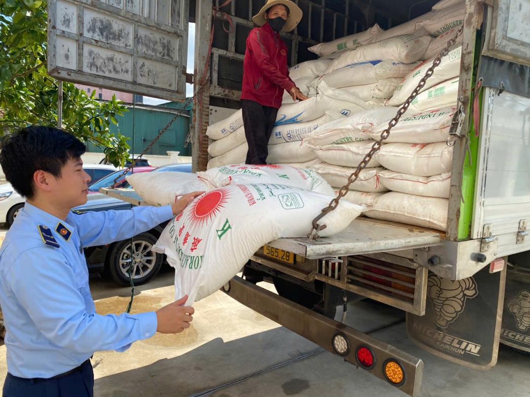 Nghệ An: Phát hiện, tạm giữ 3 tấn đường cát nhập lậu- Ảnh 1.