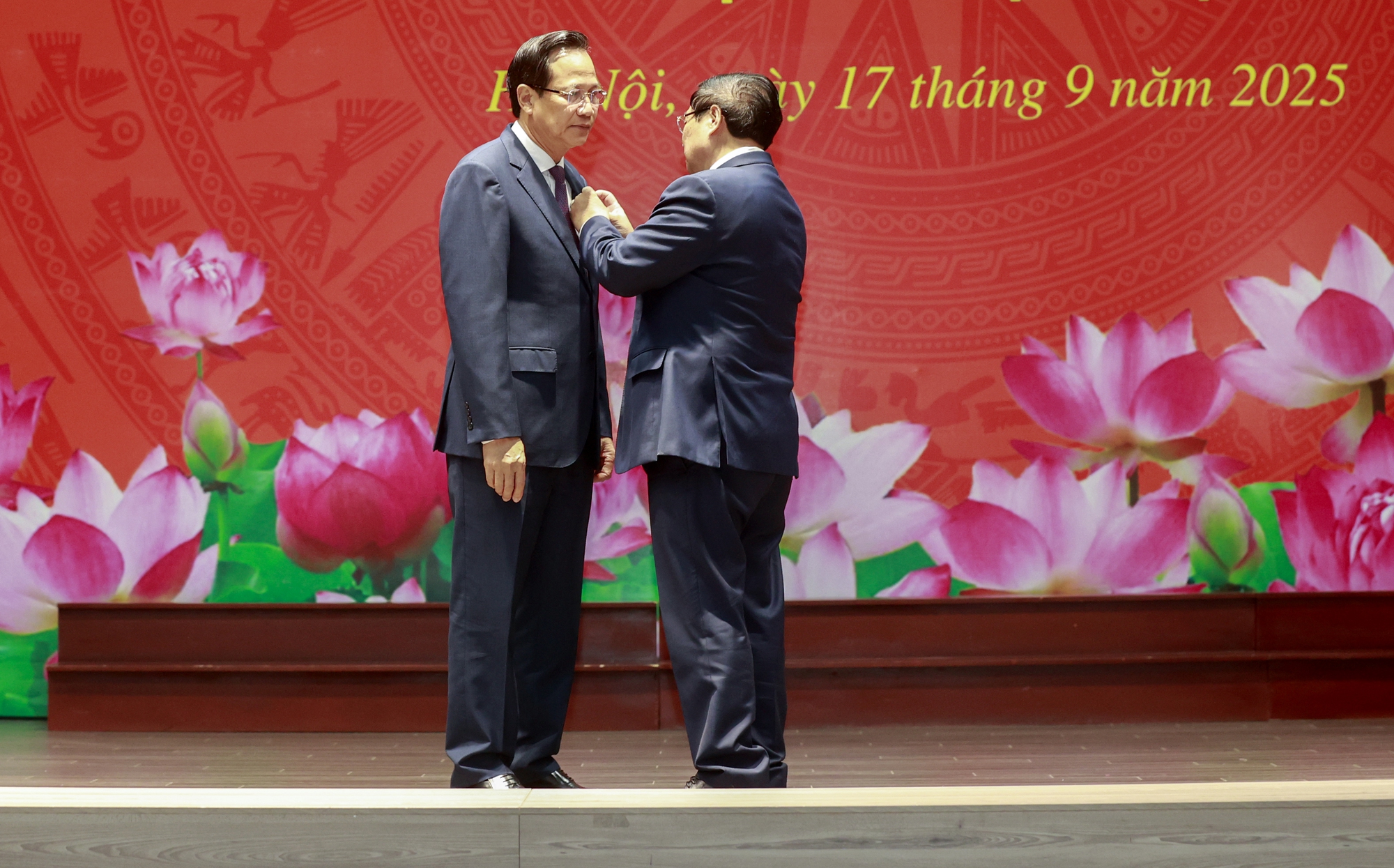 Thủ tướng dự lễ trao Huy hiệu 40 năm tuổi Đảng tặng đồng chí Đào Ngọc Dung- Ảnh 2.