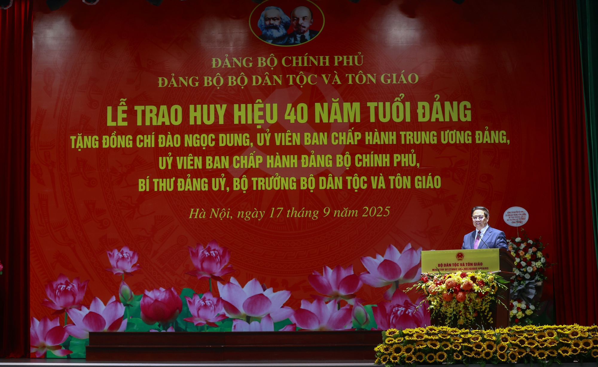 Thủ tướng dự lễ trao Huy hiệu 40 năm tuổi Đảng tặng đồng chí Đào Ngọc Dung- Ảnh 1.
