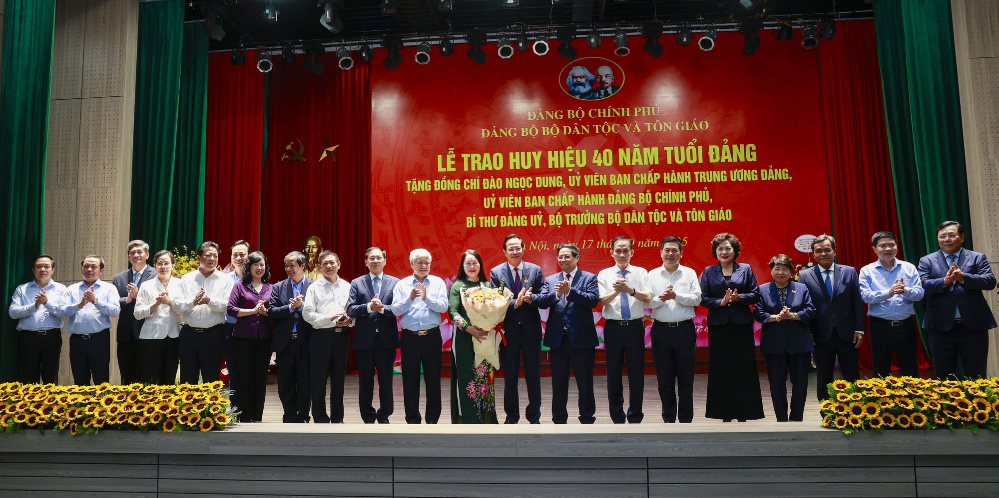 Thủ tướng dự lễ trao Huy hiệu 40 năm tuổi Đảng tặng đồng chí Đào Ngọc Dung- Ảnh 6.
