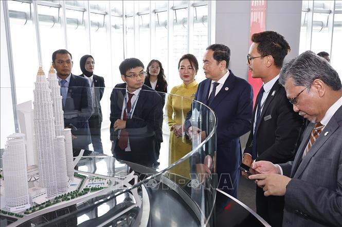 Chủ tịch Quốc hội Trần Thanh Mẫn thăm, làm việc với lãnh đạo Tập đoàn Dầu khí Quốc gia Malaysia- Ảnh 1.