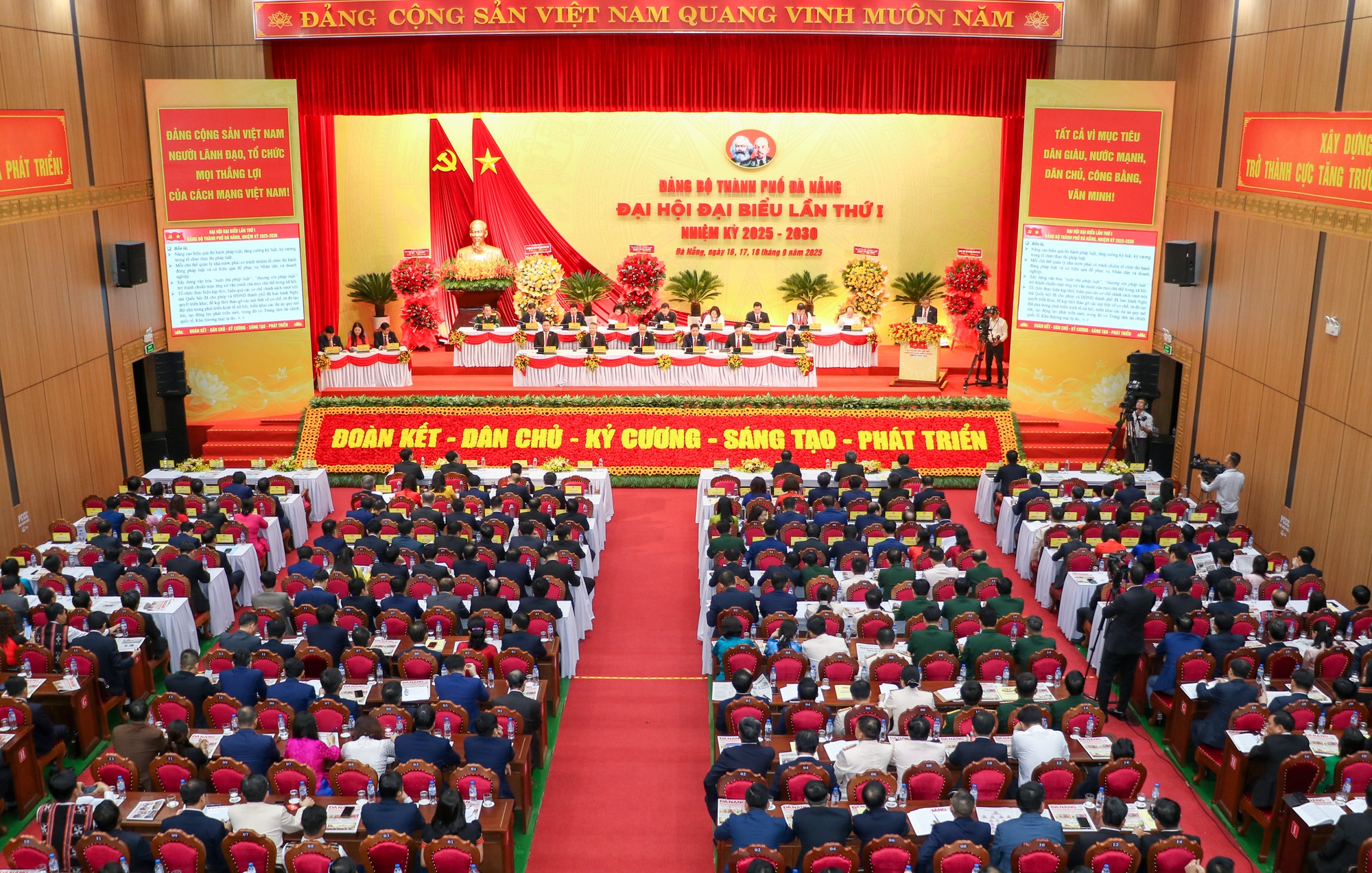 Дананг стремится достичь темпов роста ВРП 11% в год в период с 2026 по 2030 год - Фото 4. Đà Nẵng phấn đấu đạt tốc độ tăng trưởng GRDP từ 11%/năm trong giai đoạn 2026 - 2030- Ảnh 4.