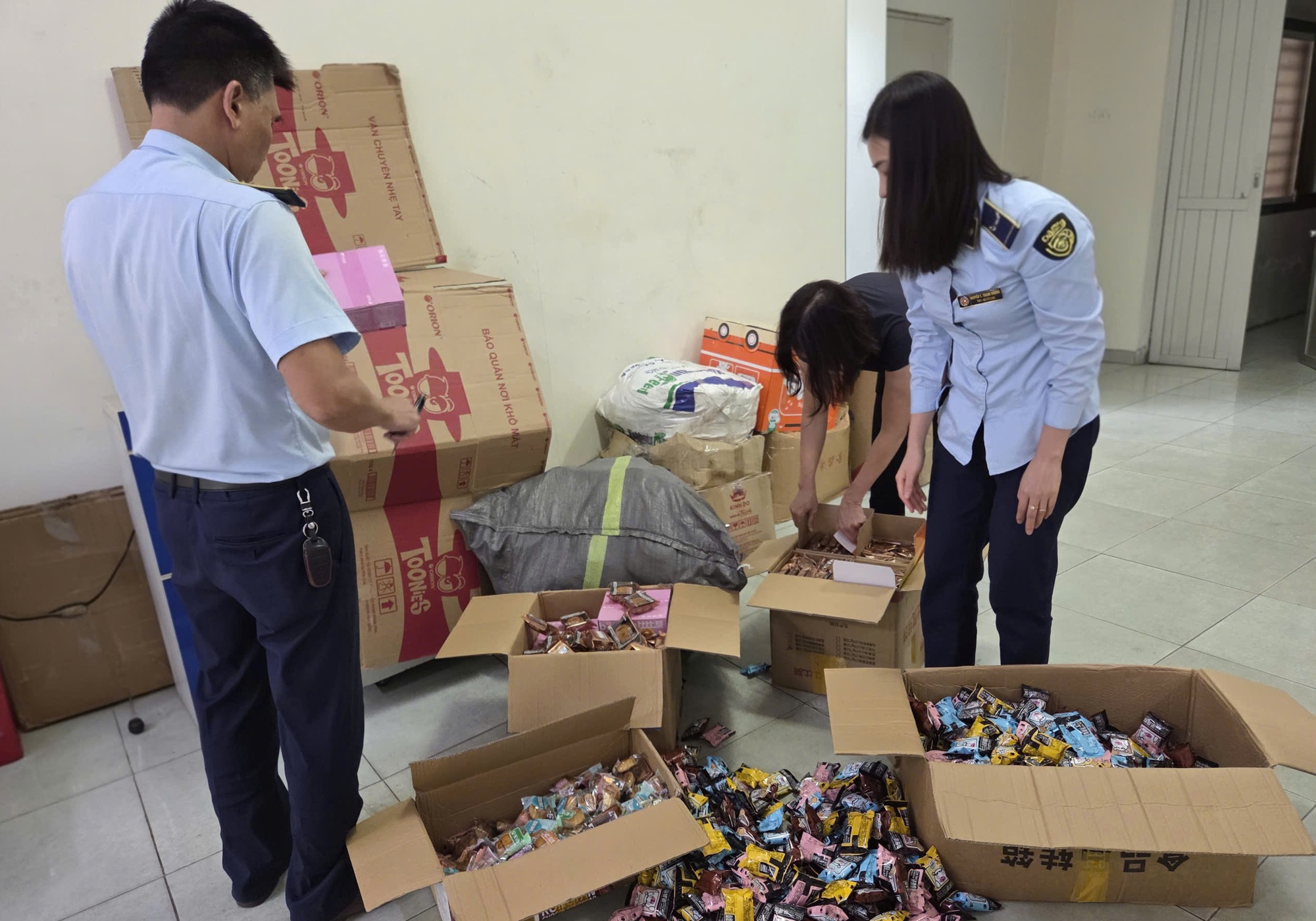 Hà Nội: Liên tiếp phát hiện vi phạm khi kinh doanh bánh Trung thu- Ảnh 1. Hà Nội: Liên tiếp phát hiện vi phạm khi kinh doanh bánh Trung thu- Ảnh 1.