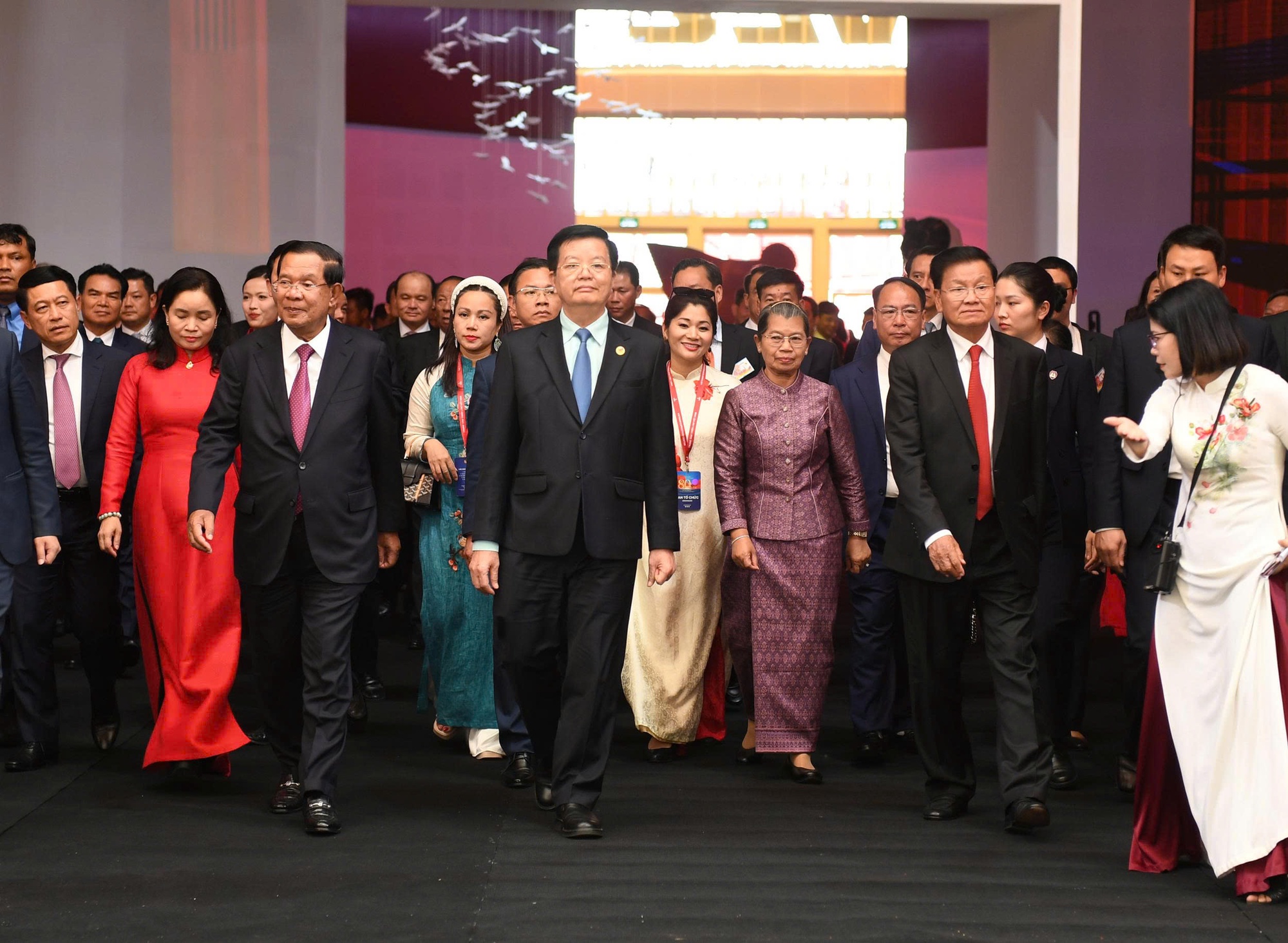 Tổng Bí thư, Chủ tịch nước Lào Thongloun Sisoulith và Chủ tịch Thượng viện Campuchia Hun Sen tham quan Triển lãm thành tựu đất nước- Ảnh 1. Tổng Bí thư, Chủ tịch nước Lào Thongloun Sisoulith và Chủ tịch Thượng viện Campuchia Hun Sen tham quan Triển lãm thành tựu đất nước- Ảnh 1.