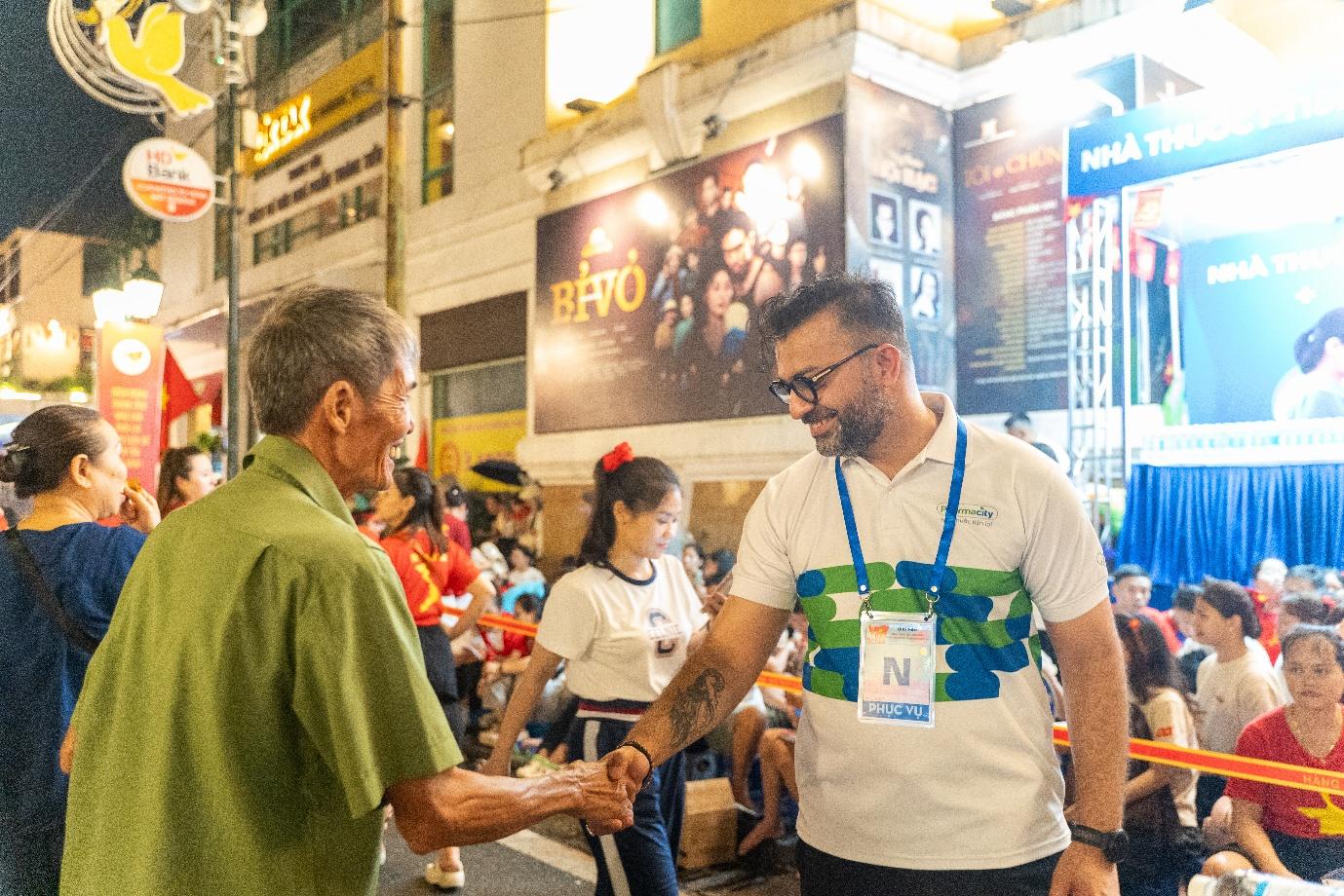CEO Pharmacity trực tiếp trao từng chai nước đến người dân trong đêm đại lễ Quốc khánh- Ảnh 2. CEO Pharmacity trực tiếp trao từng chai nước đến người dân trong đêm đại lễ Quốc khánh- Ảnh 2.